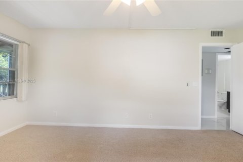 Condo in Pembroke Pines, Florida, 2 bedrooms № 1927811 - photo 17