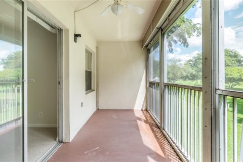 Condo in Pembroke Pines, Florida, 2 bedrooms № 1927811 - photo 23