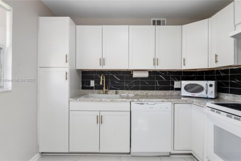 Condo in Pembroke Pines, Florida, 2 bedrooms № 1927811 - photo 14