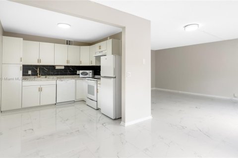 Condo in Pembroke Pines, Florida, 2 bedrooms № 1927811 - photo 12