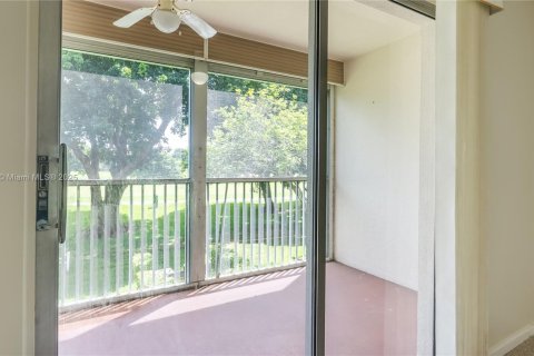 Condo in Pembroke Pines, Florida, 2 bedrooms № 1927811 - photo 22