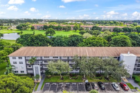 Condo in Pembroke Pines, Florida, 2 bedrooms № 1927811 - photo 2