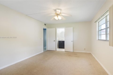 Condo in Pembroke Pines, Florida, 2 bedrooms № 1927811 - photo 16