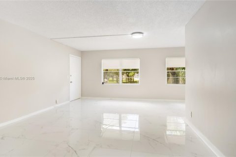 Condo in Pembroke Pines, Florida, 2 bedrooms № 1927811 - photo 10
