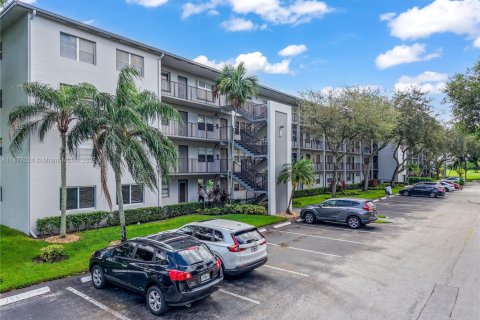 Condo in Pembroke Pines, Florida, 2 bedrooms № 1927811 - photo 1