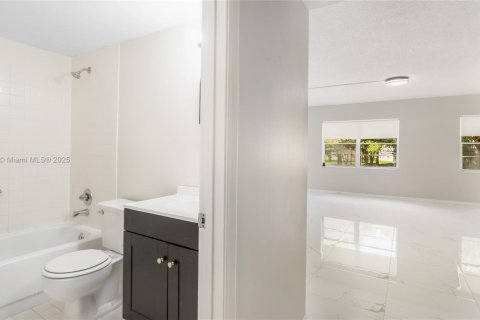 Condo in Pembroke Pines, Florida, 2 bedrooms № 1927811 - photo 21
