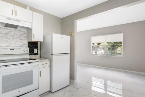 Condo in Pembroke Pines, Florida, 2 bedrooms № 1927811 - photo 15