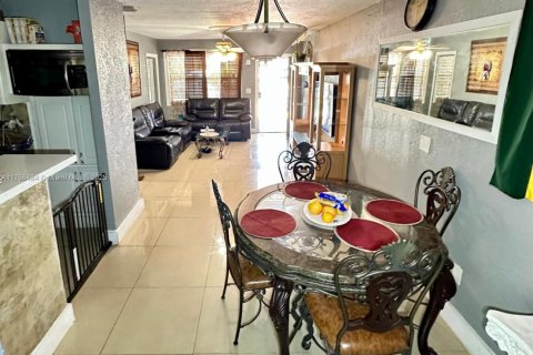 House in Miami Gardens, Florida 3 bedrooms, 151.8 sq.m. № 1715394 - photo 7