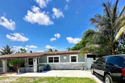 House in Miami Gardens, Florida 3 bedrooms, 151.8 sq.m. № 1715394 - photo 2