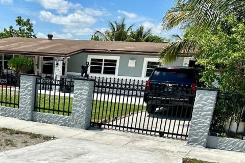 House in Miami Gardens, Florida 3 bedrooms, 151.8 sq.m. № 1715394 - photo 1