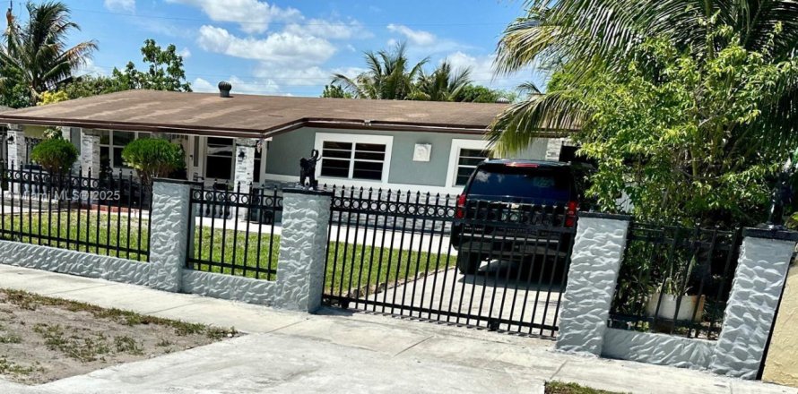 House in Miami Gardens, Florida 3 bedrooms, 151.8 sq.m. № 1715394