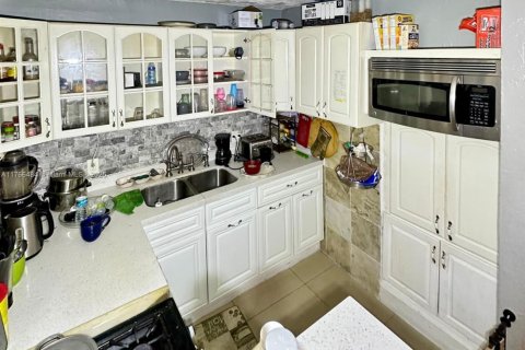 House in Miami Gardens, Florida 3 bedrooms, 151.8 sq.m. № 1715394 - photo 9