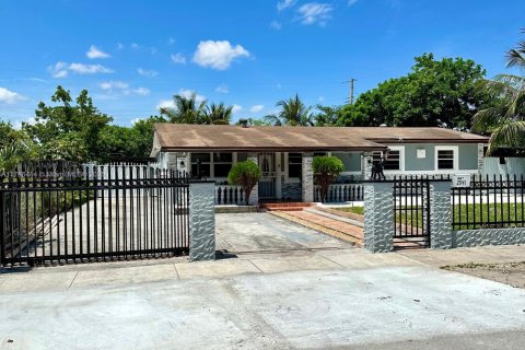 House in Miami Gardens, Florida 3 bedrooms, 151.8 sq.m. № 1715394 - photo 3