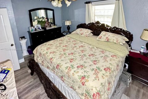 House in Miami Gardens, Florida 3 bedrooms, 151.8 sq.m. № 1715394 - photo 11