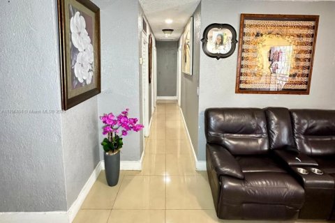 House in Miami Gardens, Florida 3 bedrooms, 151.8 sq.m. № 1715394 - photo 6