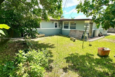 House in Miami Gardens, Florida 3 bedrooms, 151.8 sq.m. № 1715394 - photo 14