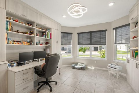 House in Winter Garden, Florida 4 bedrooms, 330.92 sq.m. № 2199593 - photo 16