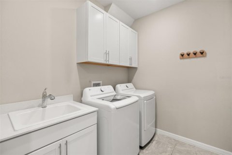 House in Winter Garden, Florida 4 bedrooms, 330.92 sq.m. № 2199593 - photo 25