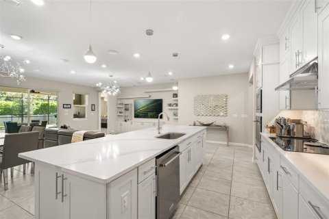 House in Winter Garden, Florida 4 bedrooms, 330.92 sq.m. № 2199593 - photo 8