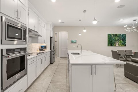 House in Winter Garden, Florida 4 bedrooms, 330.92 sq.m. № 2199593 - photo 5