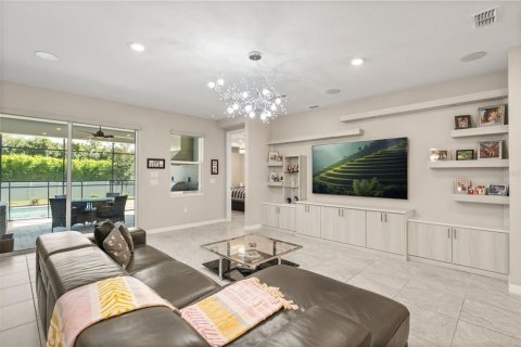 House in Winter Garden, Florida 4 bedrooms, 330.92 sq.m. № 2199593 - photo 11