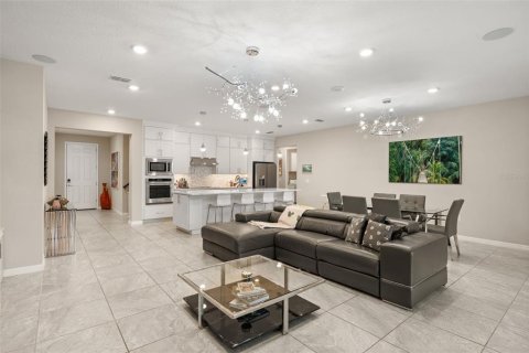 House in Winter Garden, Florida 4 bedrooms, 330.92 sq.m. № 2199593 - photo 13