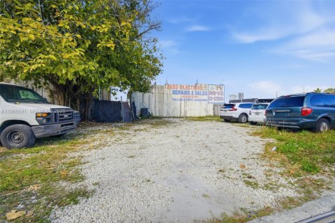 Propiedad comercial en venta en Miami, Florida № 2154458 - foto 13