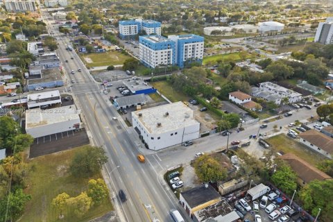 Propiedad comercial en venta en Miami, Florida № 2154458 - foto 8