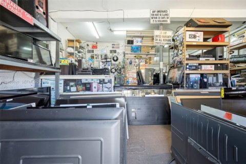 Propiedad comercial en venta en Miami, Florida № 2154458 - foto 11