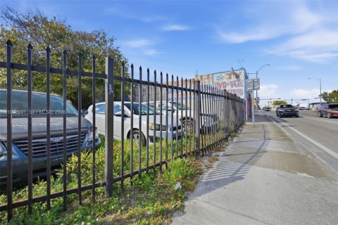 Propiedad comercial en venta en Miami, Florida № 2154458 - foto 12