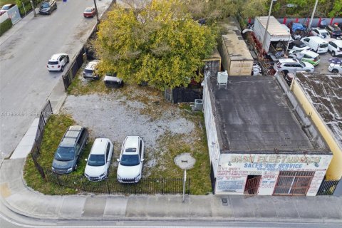Propiedad comercial en venta en Miami, Florida № 2154458 - foto 2