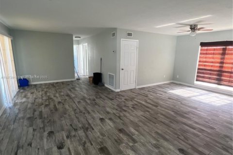 Casa en venta en Palm Bay, Florida, 3 dormitorios, 114.08 m2 № 1896134 - foto 4