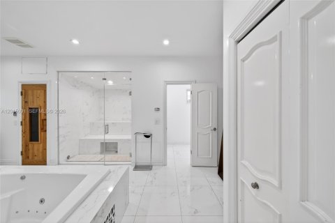 House in Pinecrest, Florida 5 bedrooms, 402.36 sq.m. № 2083603 - photo 16