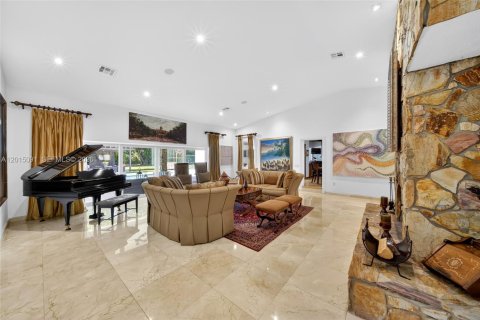 House in Pinecrest, Florida 5 bedrooms, 402.36 sq.m. № 2083603 - photo 9
