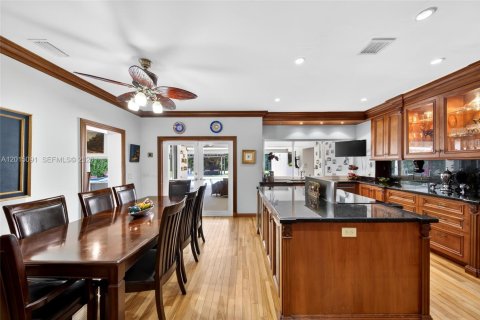 House in Pinecrest, Florida 5 bedrooms, 402.36 sq.m. № 2083603 - photo 23