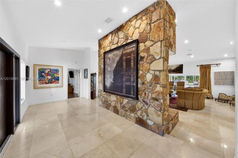 House in Pinecrest, Florida 5 bedrooms, 402.36 sq.m. № 2083603 - photo 8