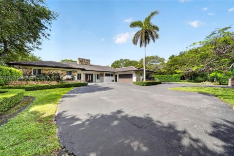 House in Pinecrest, Florida 5 bedrooms, 402.36 sq.m. № 2083603 - photo 3