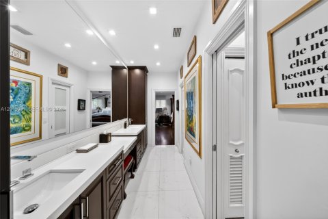 House in Pinecrest, Florida 5 bedrooms, 402.36 sq.m. № 2083603 - photo 12