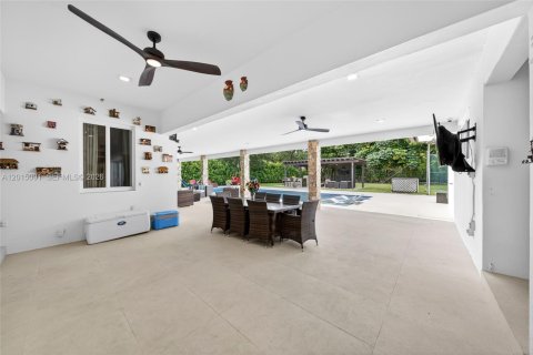 House in Pinecrest, Florida 5 bedrooms, 402.36 sq.m. № 2083603 - photo 28