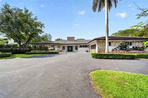 House in Pinecrest, Florida 5 bedrooms, 402.36 sq.m. № 2083603 - photo 2