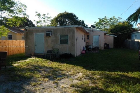 House in West Palm Beach, Florida 4 bedrooms, 136.75 sq.m. № 1945165 - photo 2