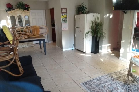 House in West Palm Beach, Florida 4 bedrooms, 136.75 sq.m. № 1945165 - photo 4