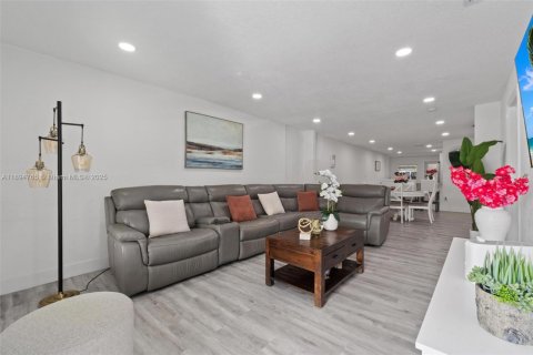 Townhouse in Miami Gardens, Florida 3 bedrooms, 107.49 sq.m. № 1949502 - photo 4