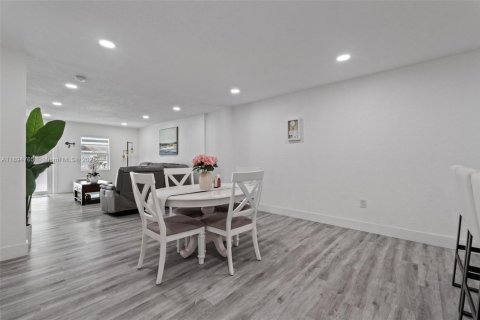 Townhouse in Miami Gardens, Florida 3 bedrooms, 107.49 sq.m. № 1949502 - photo 9