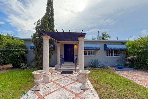 House in Miami, Florida 3 bedrooms, 122.63 sq.m. № 1889550 - photo 1