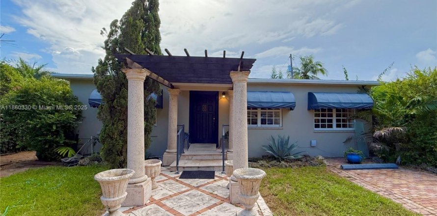 House in Miami, Florida 3 bedrooms, 122.63 sq.m. № 1889550