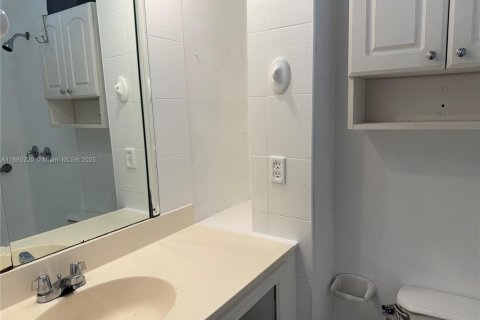 House in Miami, Florida 3 bedrooms, 122.63 sq.m. № 1889550 - photo 16