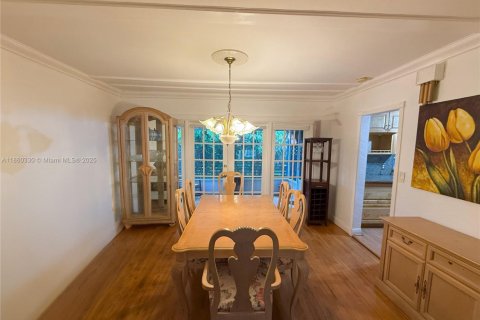 House in Miami, Florida 3 bedrooms, 122.63 sq.m. № 1889550 - photo 6
