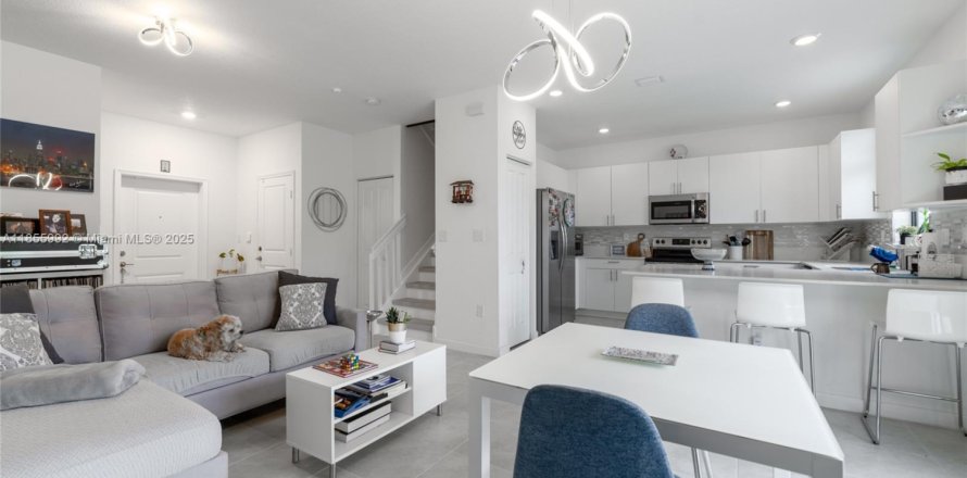 Townhouse in Miami Gardens, Florida 3 bedrooms, 124.86 sq.m. № 1960119