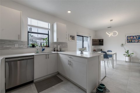 Townhouse in Miami Gardens, Florida 3 bedrooms, 124.86 sq.m. № 1960119 - photo 14